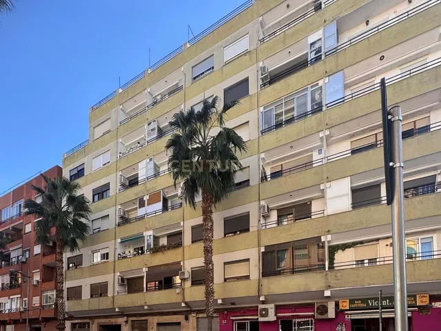 Κουζίνα; συσκευές κουζίνας, ξύλινο πάτωμα, φυσικό φως, μοντέρνο στυλ