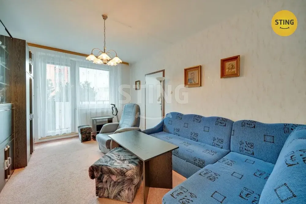 Kuchyně; kuchyňské spotřebiče, dřevěná podlaha, přirozené světlo, moderní styl