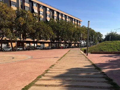 Kuchyně; kuchyňské spotřebiče, dřevěná podlaha, přirozené světlo, moderní styl