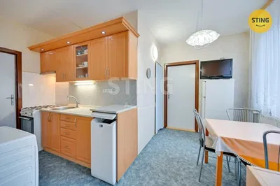 Obývací pokoj; dřevěná podlaha, přirozené světlo, moderní styl