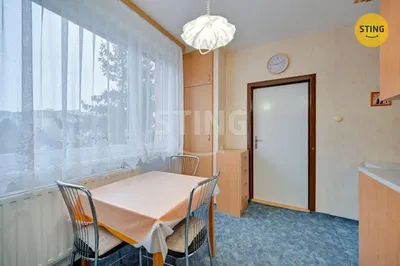 Obývací pokoj; dřevěná podlaha, přirozené světlo, moderní styl