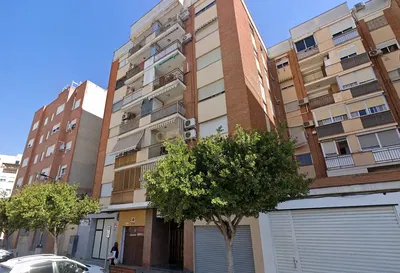 Cozinha; eletrodomésticos, chão de madeira, luz natural, estilo moderno