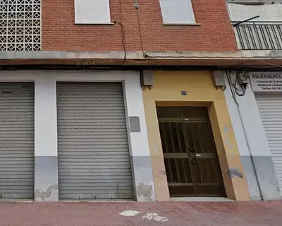 Obývací pokoj; dřevěná podlaha, přirozené světlo, moderní styl