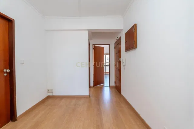 Mutfak; mutfak aletleri, ahşap zemin, doğal ışık, modern stil