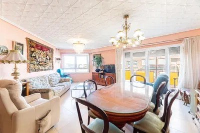 Keuken; keukenapparatuur, houten vloer, natuurlijk licht, moderne stijl