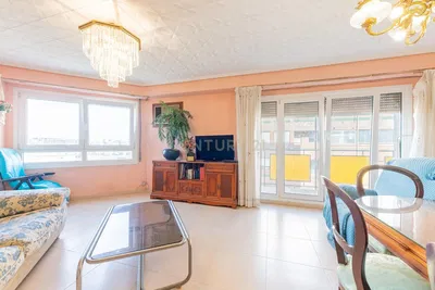 Woonkamer; houten vloer, natuurlijk licht, moderne stijl