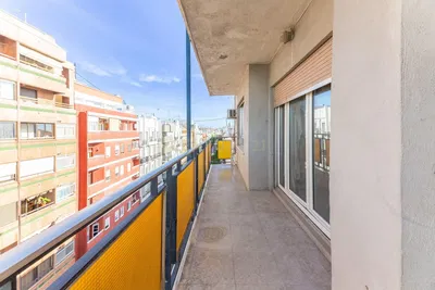 Keuken; keukenapparatuur, houten vloer, natuurlijk licht, moderne stijl