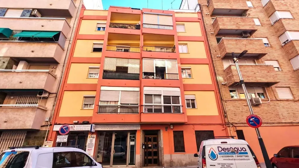 Kuhinja; kućanski aparati, drveni pod, prirodna svjetlost, moderan stil