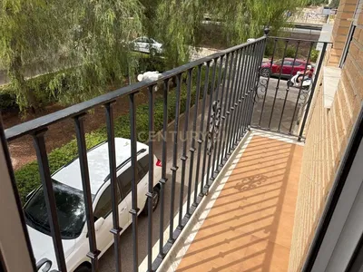 Cozinha; eletrodomésticos, chão de madeira, luz natural, estilo moderno