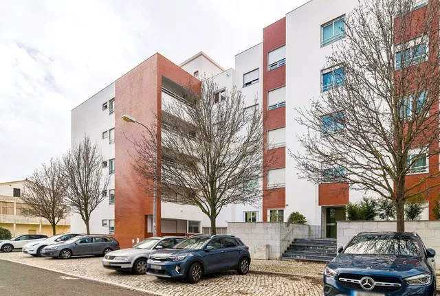 Küche; küchengeräte, holzboden, tageslicht, moderner stil