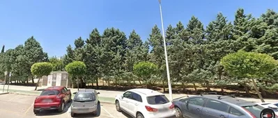 Obývací pokoj; dřevěná podlaha, přirozené světlo, moderní styl