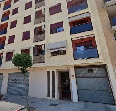 Mutfak; mutfak aletleri, ahşap zemin, doğal ışık, modern stil