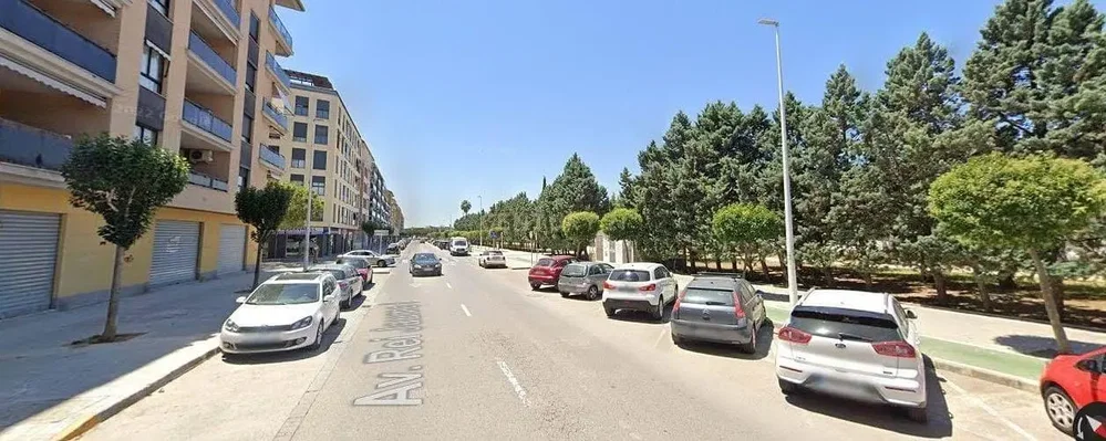 Kuchyně; kuchyňské spotřebiče, dřevěná podlaha, přirozené světlo, moderní styl