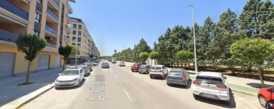 Kuchyně; kuchyňské spotřebiče, dřevěná podlaha, přirozené světlo, moderní styl