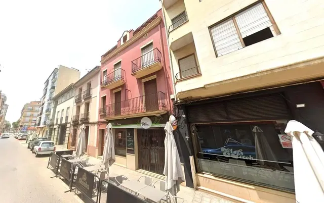 Cozinha; eletrodomésticos, chão de madeira, luz natural, estilo moderno