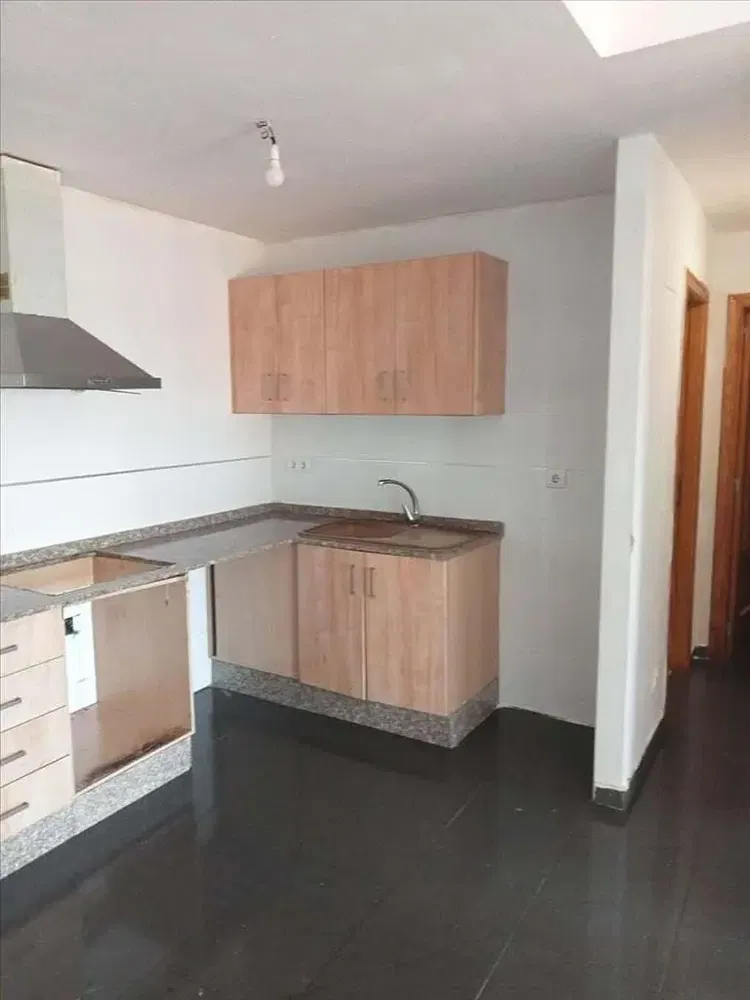 Mutfak; mutfak aletleri, ahşap zemin, doğal ışık, modern stil