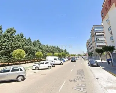 Mutfak; mutfak aletleri, ahşap zemin, doğal ışık, modern stil