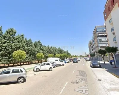 Kuchyně; kuchyňské spotřebiče, dřevěná podlaha, přirozené světlo, moderní styl