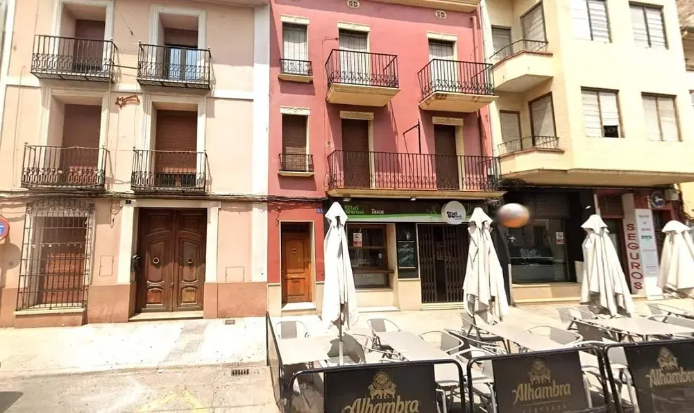 Keuken; keukenapparatuur, houten vloer, natuurlijk licht, moderne stijl