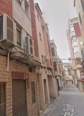 Kuchyně; kuchyňské spotřebiče, dřevěná podlaha, přirozené světlo, moderní styl