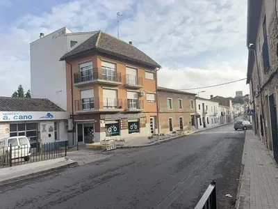 Obývací pokoj; dřevěná podlaha, přirozené světlo, moderní styl