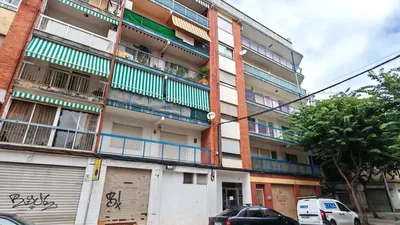 Oturma odası; ahşap zemin, doğal ışık, modern stil