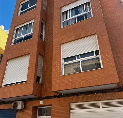 Sala de estar; chão de madeira, luz natural, estilo moderno