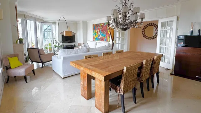 مطبخ; أجهزة المطبخ, أرضية خشبية, ضوء طبيعي, أسلوب عصري