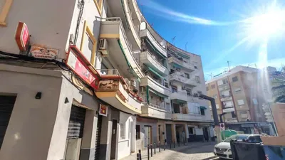 Oturma odası; ahşap zemin, doğal ışık, modern stil