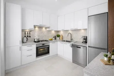 مطبخ; أجهزة المطبخ, أرضية خشبية, ضوء طبيعي, أسلوب عصري