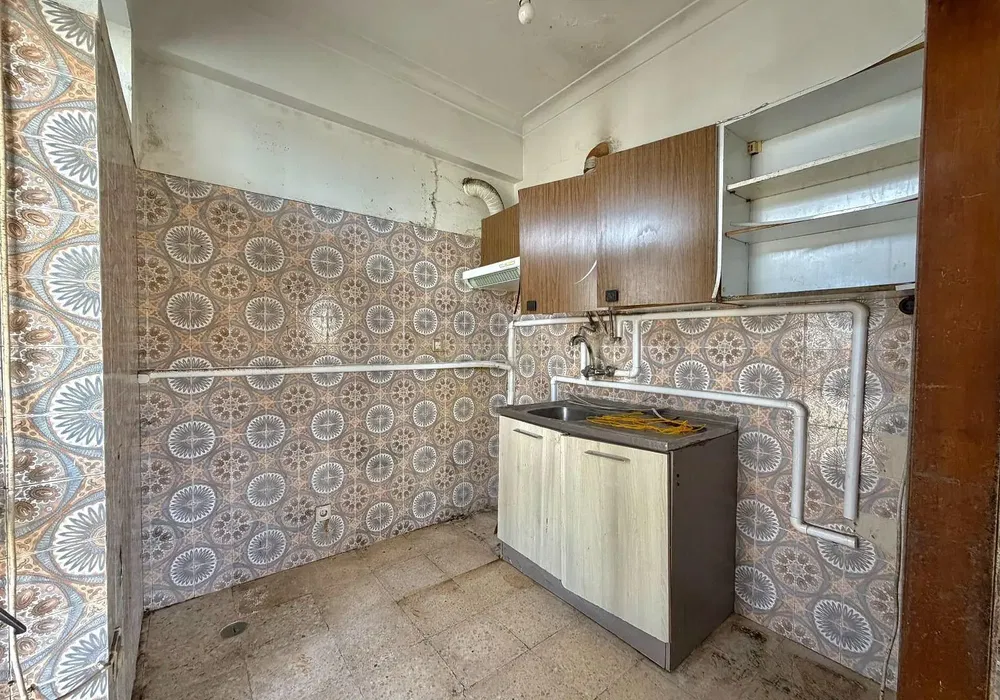 مطبخ; أجهزة المطبخ, أرضية خشبية, ضوء طبيعي, أسلوب عصري