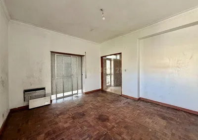 غرفة معيشة; أرضية خشبية, ضوء طبيعي, أسلوب عصري