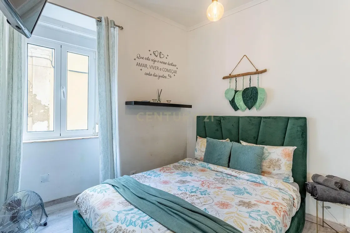 Kuchyně; kuchyňské spotřebiče, dřevěná podlaha, přirozené světlo, moderní styl