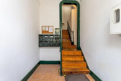 Kuchyně; kuchyňské spotřebiče, dřevěná podlaha, přirozené světlo, moderní styl