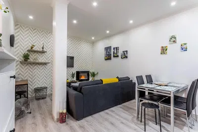 Kuchyně; kuchyňské spotřebiče, dřevěná podlaha, přirozené světlo, moderní styl