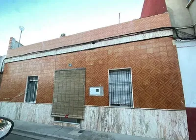 Soggiorno; pavimento in legno, luce naturale, stile moderno