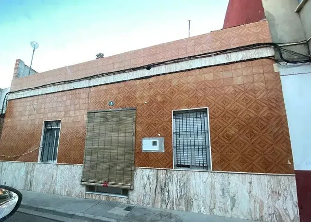 Sala de estar; chão de madeira, luz natural, estilo moderno