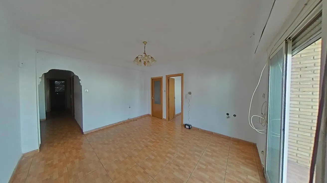 Kuhinja; kuhinjski aparati, drveni pod, prirodno svjetlo, moderni stil