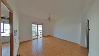 Keuken; keukenapparatuur, houten vloer, natuurlijk licht, moderne stijl