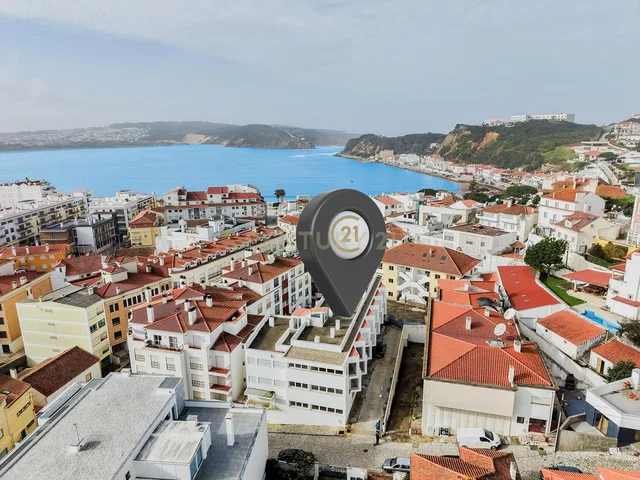 Keuken; keukenapparatuur, houten vloer, natuurlijk licht, moderne stijl