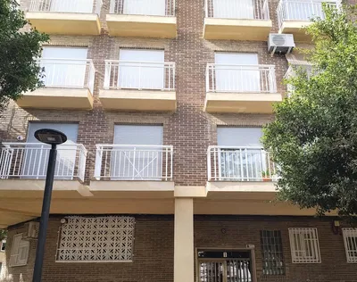 Cozinha; eletrodomésticos, chão de madeira, luz natural, estilo moderno