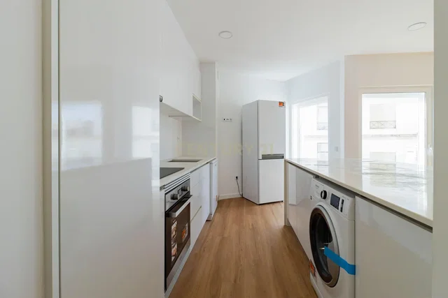 Keuken; keukenapparatuur, houten vloer, natuurlijk licht, moderne stijl