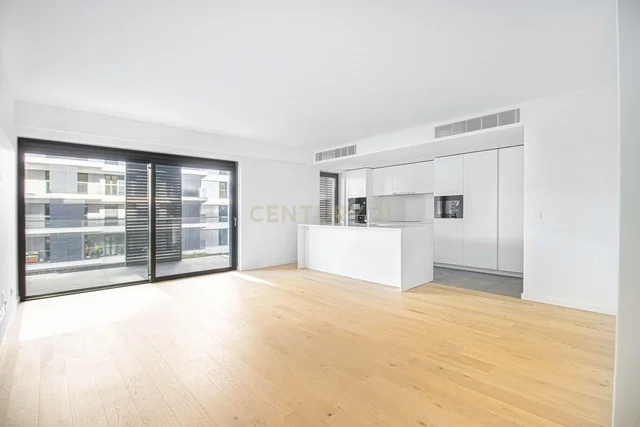 Mutfak; mutfak aletleri, ahşap zemin, doğal ışık, modern stil