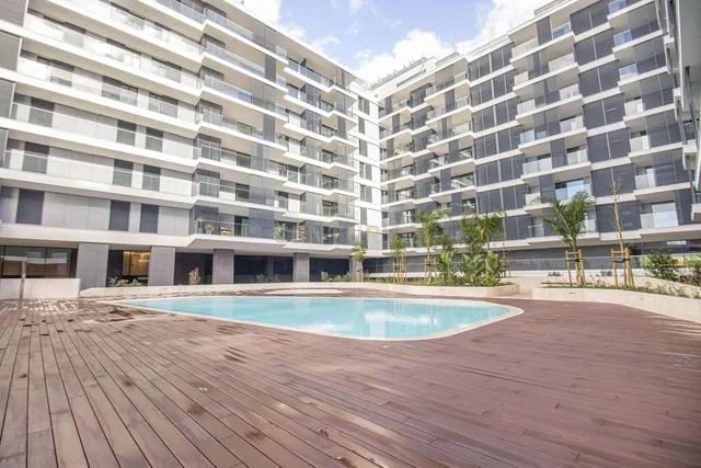 Mutfak; mutfak aletleri, ahşap zemin, doğal ışık, modern stil