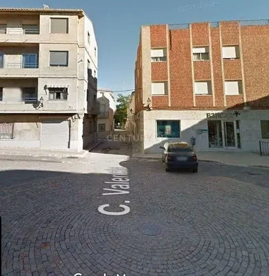 Kuchyně; kuchyňské spotřebiče, dřevěná podlaha, přirozené světlo, moderní styl
