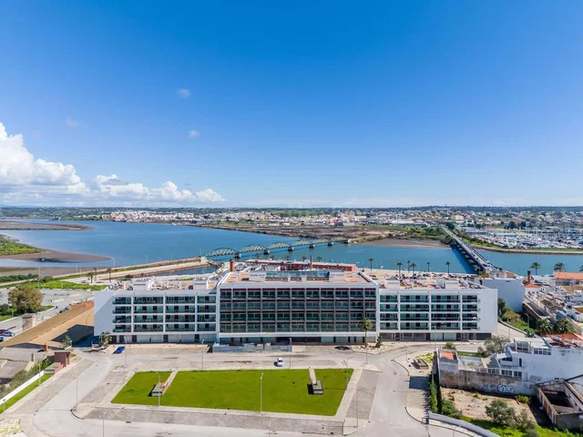 Kuchyňa; kuchynské spotrebiče, drevená podlaha, prirodzené svetlo, moderný štýl