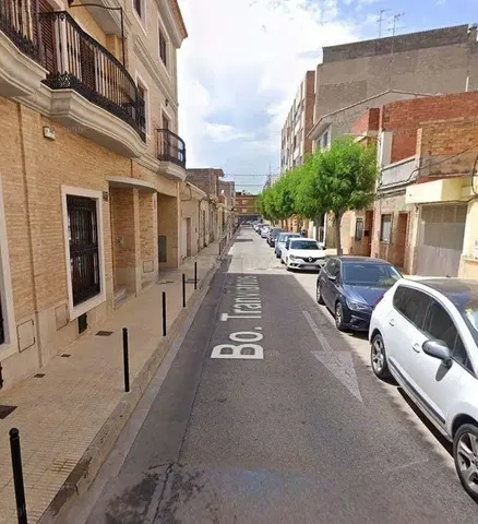 Кухня; кухненски уреди, дървен под, естествена светлина, модерен стил