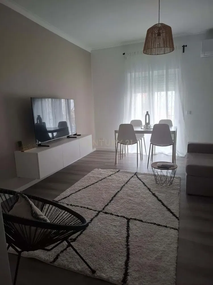 Cuisine; électroménager, parquet, lumière naturelle, style moderne