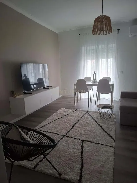 Cuisine; électroménager, parquet, lumière naturelle, style moderne