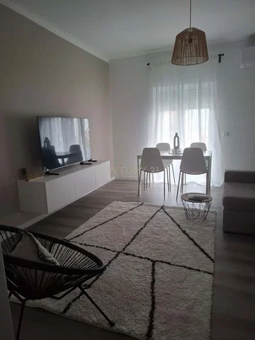 Kuchyňa; kuchynské spotrebiče, drevená podlaha, prirodzené svetlo, moderný štýl